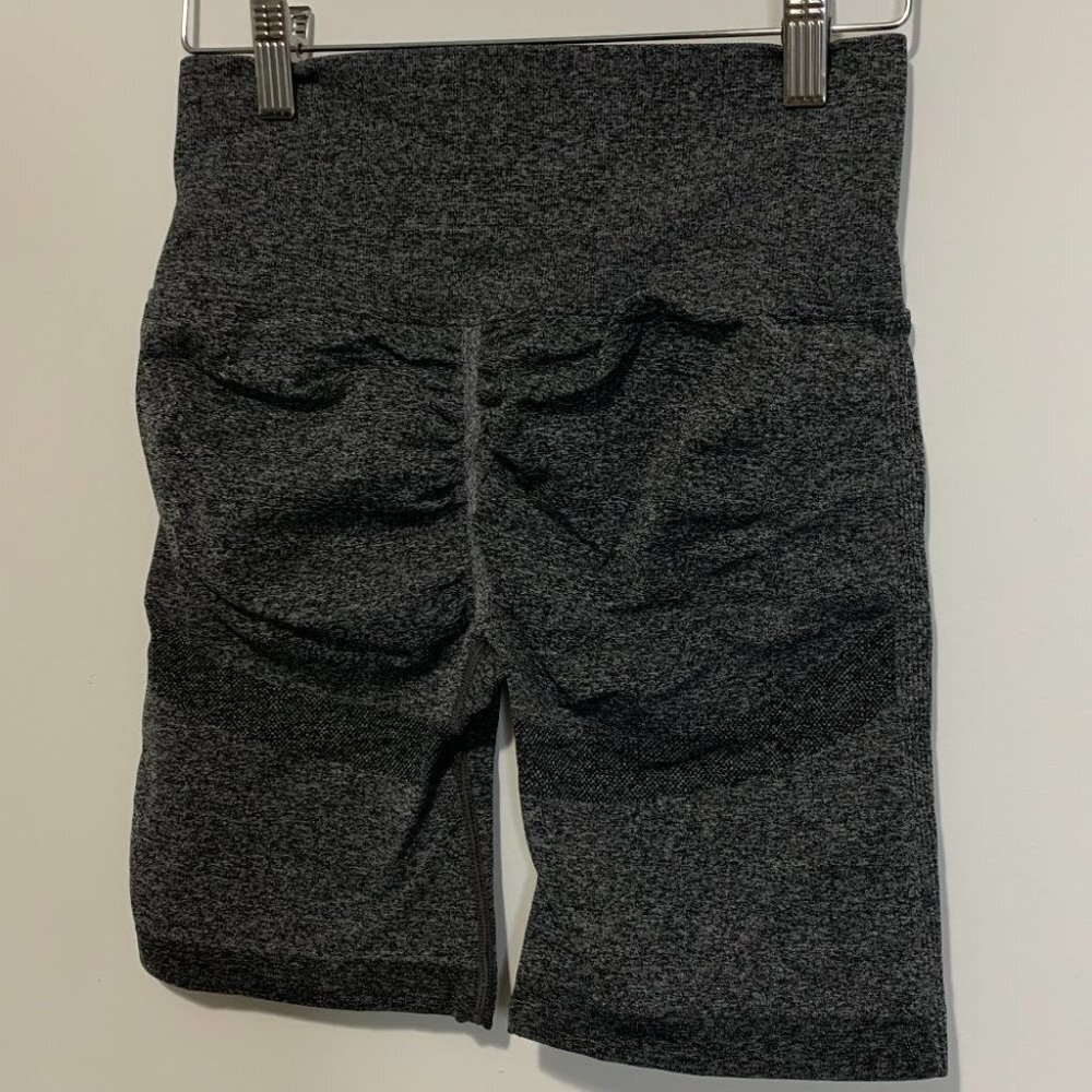 SEAMLESS HIGH STRETCH RUCHED SPORTS BRA SCRUNCH BUTT BIKER SHORTS | PLAIN GREY - Picture 4 of 7